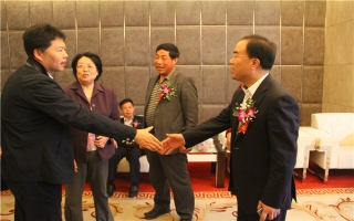 國家發(fā)展改革委資源節(jié)約與環(huán)境保護司牛波處長（和劉總握手）、全國墻材革新工作委員會會長滕軍力（女士）